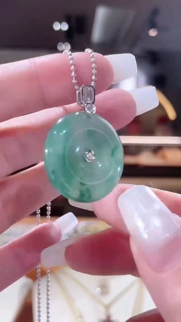 石英质玉（非洲翠）铂Pt950镶嵌颈饰吊坠