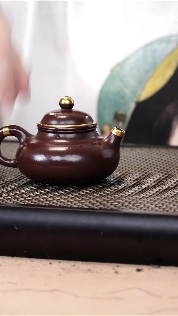 茶壶紫砂四号井茄皮紫泥描金容天130cc