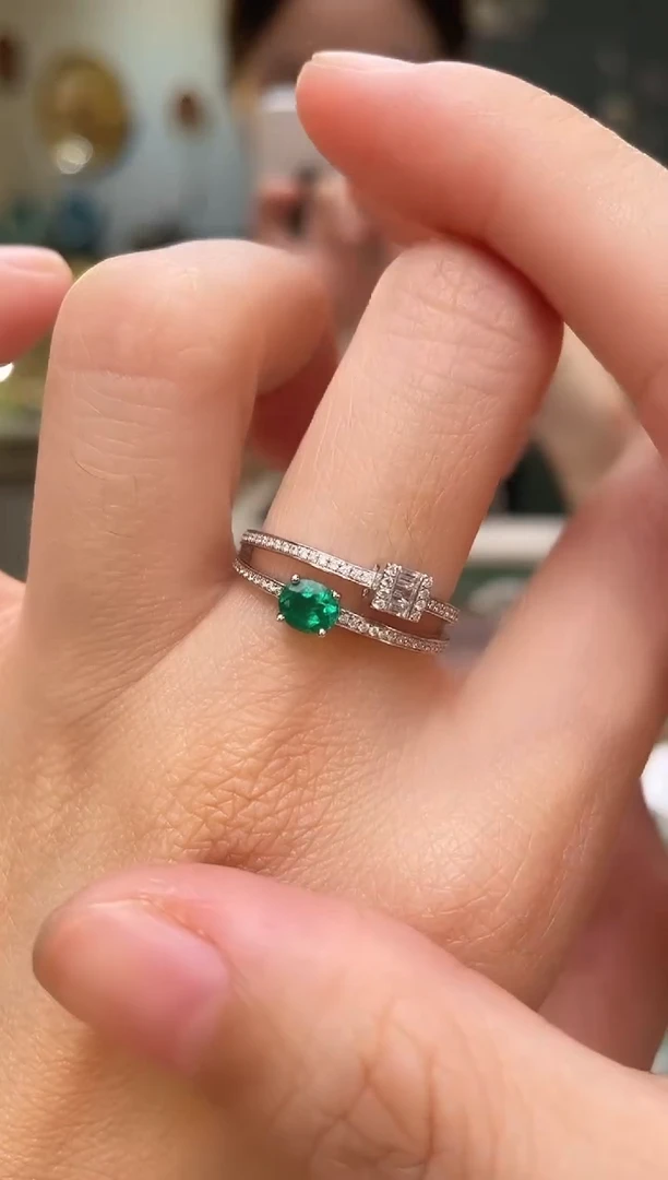 18K金镶嵌戒指祖母绿阿富汗主石：0.28ct
