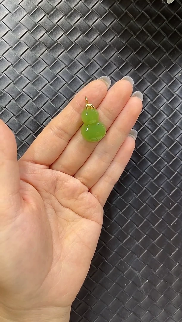 颈饰18K金镶嵌和田玉（碧玉）S**?苹果绿葫芦吊坠