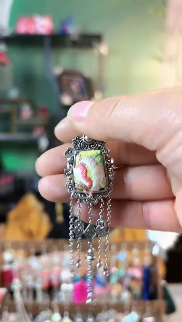 彩云南阁非遗老绣饰品305