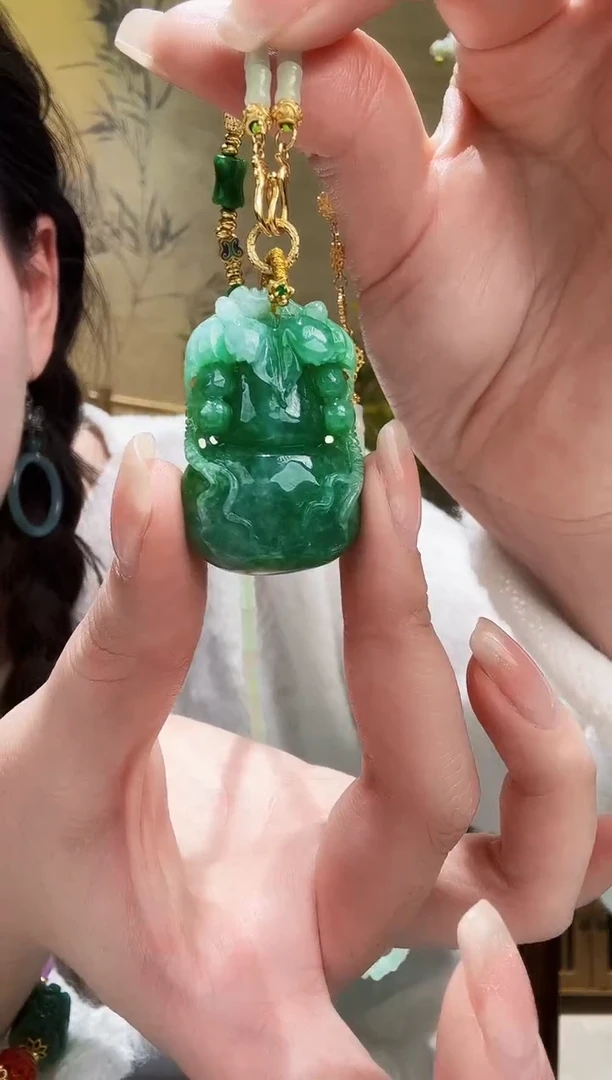 颈饰未镶嵌翡翠吊坠