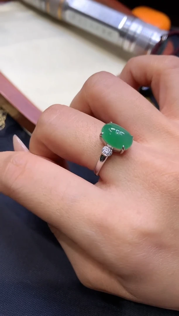 18K金镶嵌挂件翡翠戒指