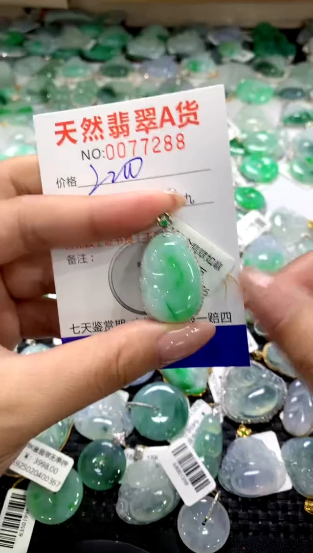 颈饰18K金镶嵌翡翠1