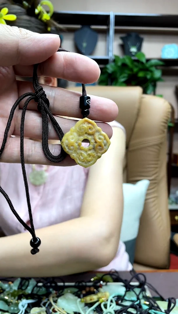 岫玉未镶嵌颈饰·