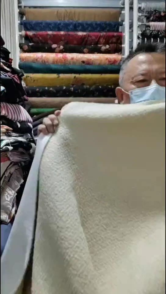奶白花纹绒绒布料