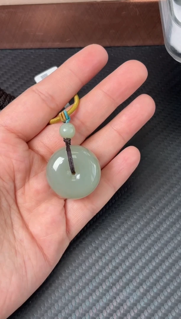 吊坠(赠链)未镶嵌和田玉且末微色差近矿平安扣m