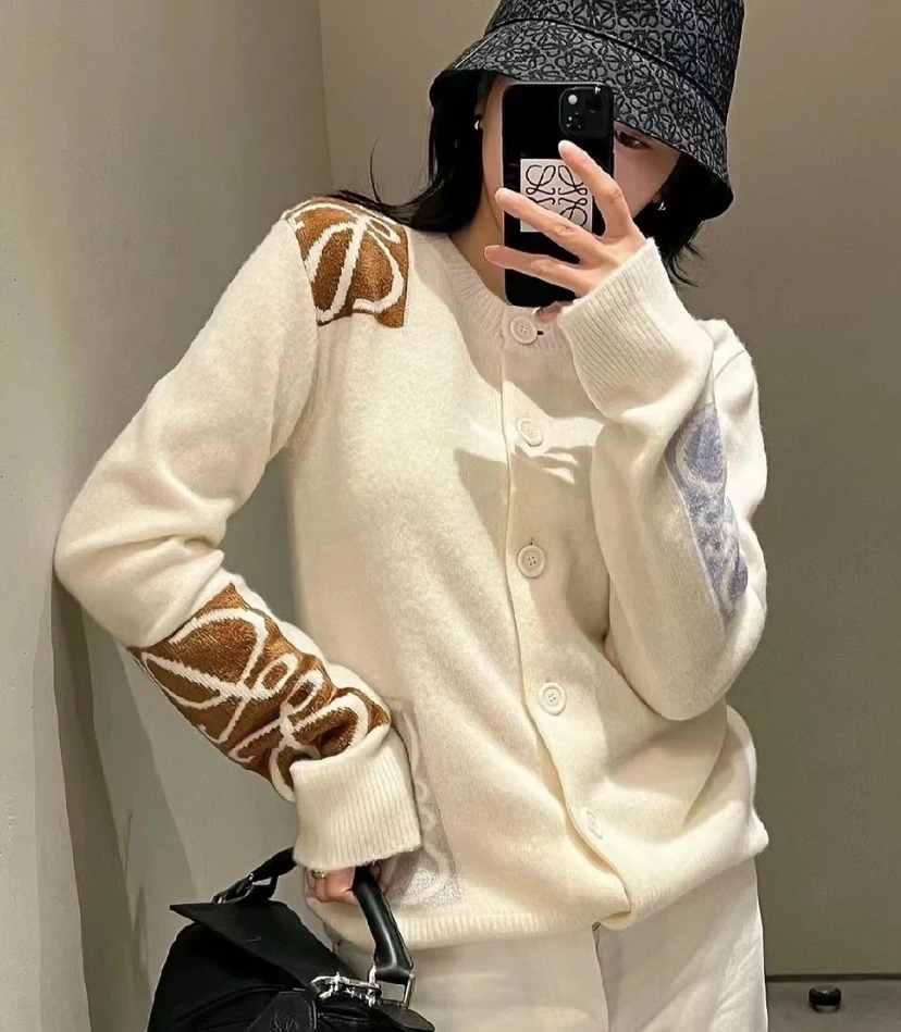99新 LOEWE/罗意威 JW0727 米白色logo刺绣羊毛针织开衫外套 M码