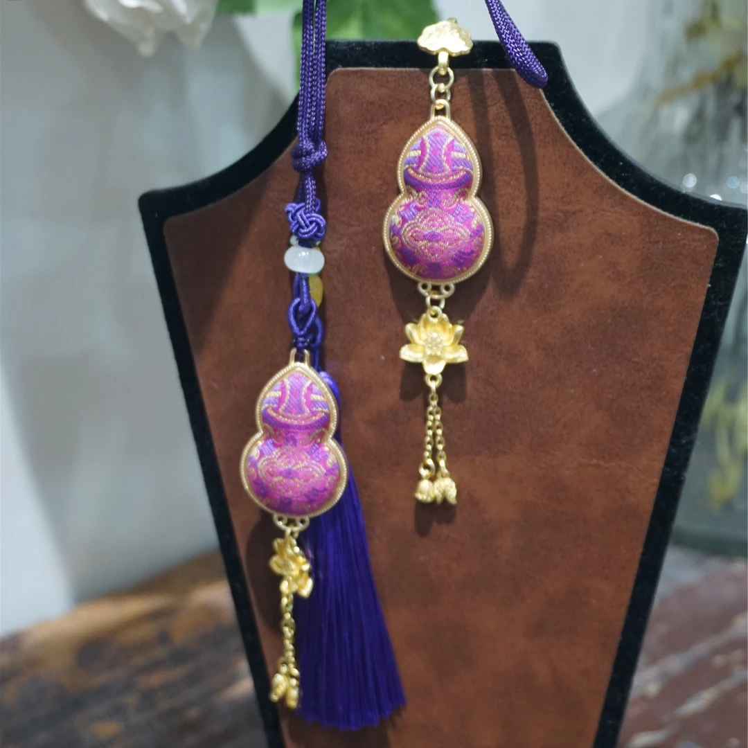 合金布艺胸针 非遗蚕丝上久楷宋锦紫金定胜胜纹小葫芦型压襟胸针