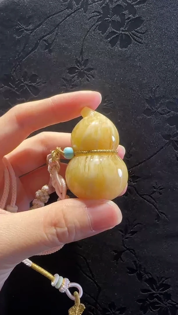蜜蜡颈饰18K金镶嵌葫芦尺寸49.2*31.1mm