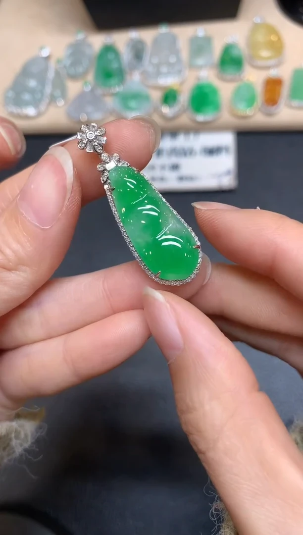 【闪购商品】翡翠颈饰18K金镶嵌福豆【无服务费