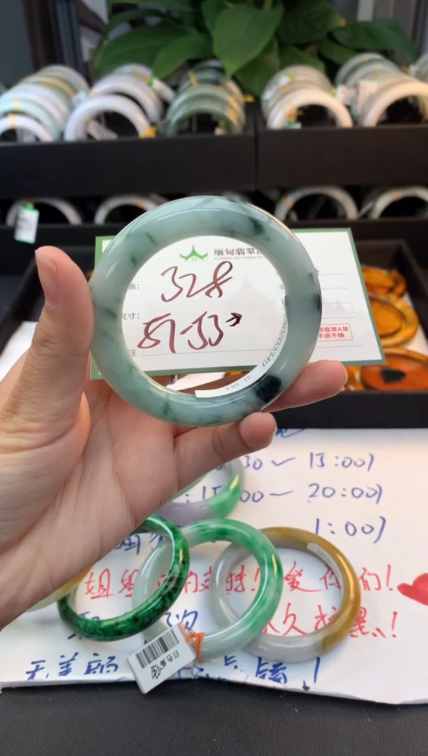 未镶嵌定制翡翠毛货需精细抛光+多人