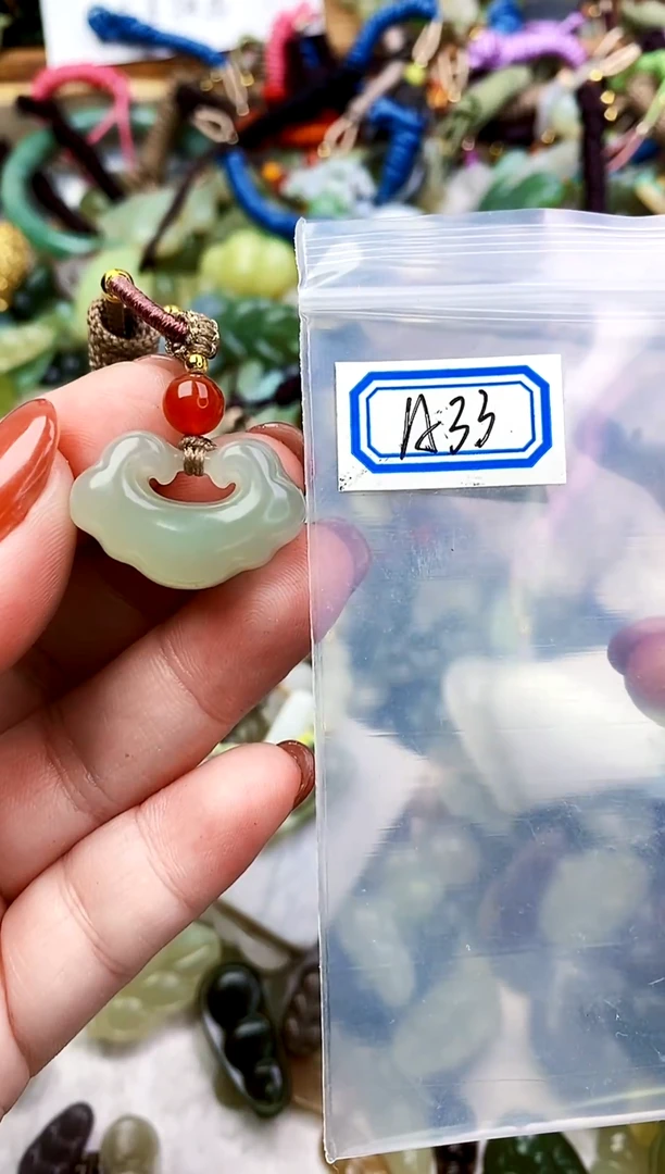 和田玉未镶嵌颈饰吊坠