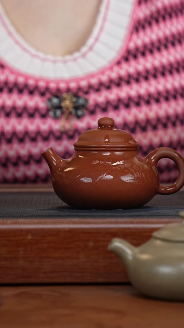 茶壶紫砂红皮龙刻绘容天