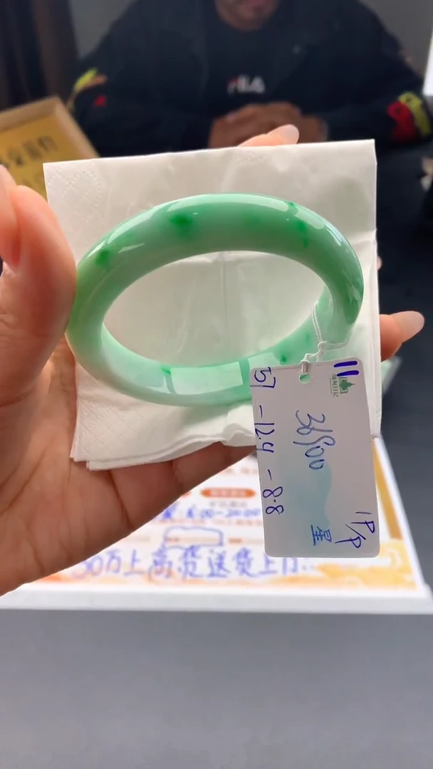 未镶嵌手镯翡翠自带#送人#，联系客服核对地址~