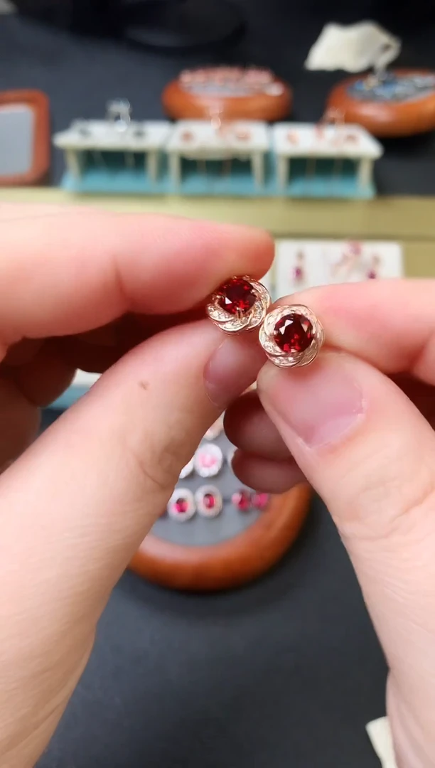 银S925镶嵌耳饰石榴石天然