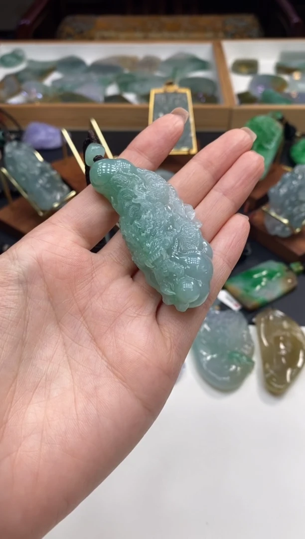 颈饰未镶嵌翡翠龙牌