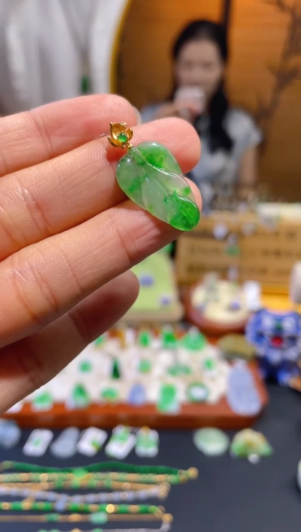 翡翠18K金镶嵌颈饰叶子