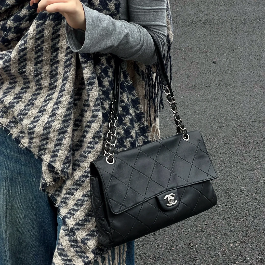 95新 Chanel/香奈儿 黑银牛皮外缝线大号机场单肩包 底长30 14开