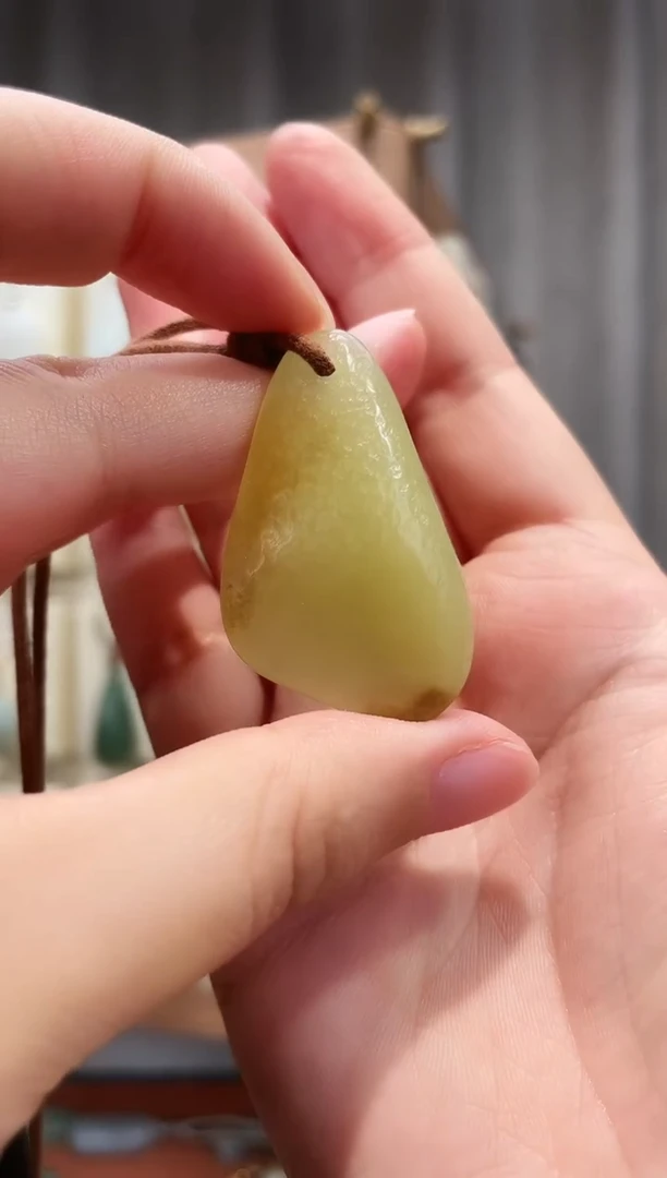 颈饰未镶嵌和田玉若羌黄口随形挂件44*24.3*8.8毫米