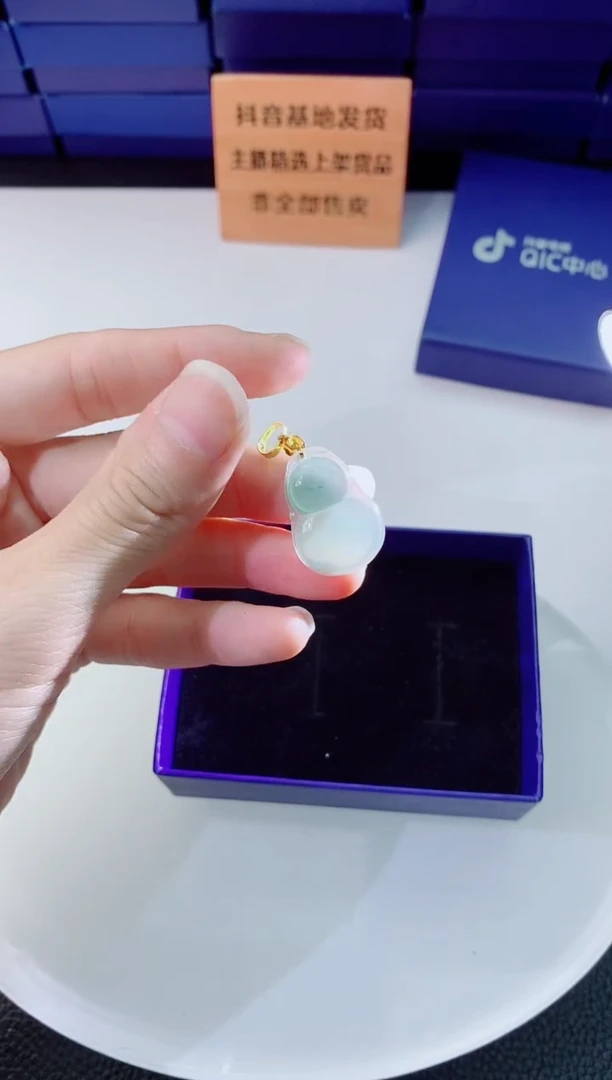 翡翠未镶嵌颈饰      `