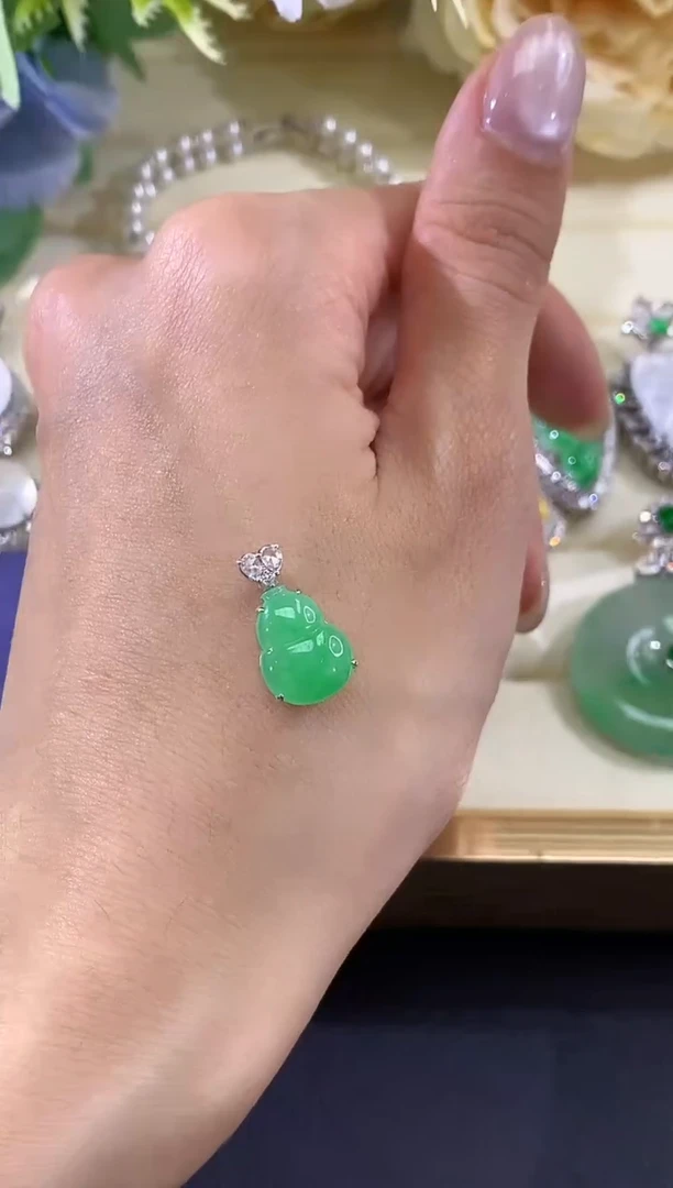 吊坠(不含链)18K金镶嵌翡翠A24多样性发其一
