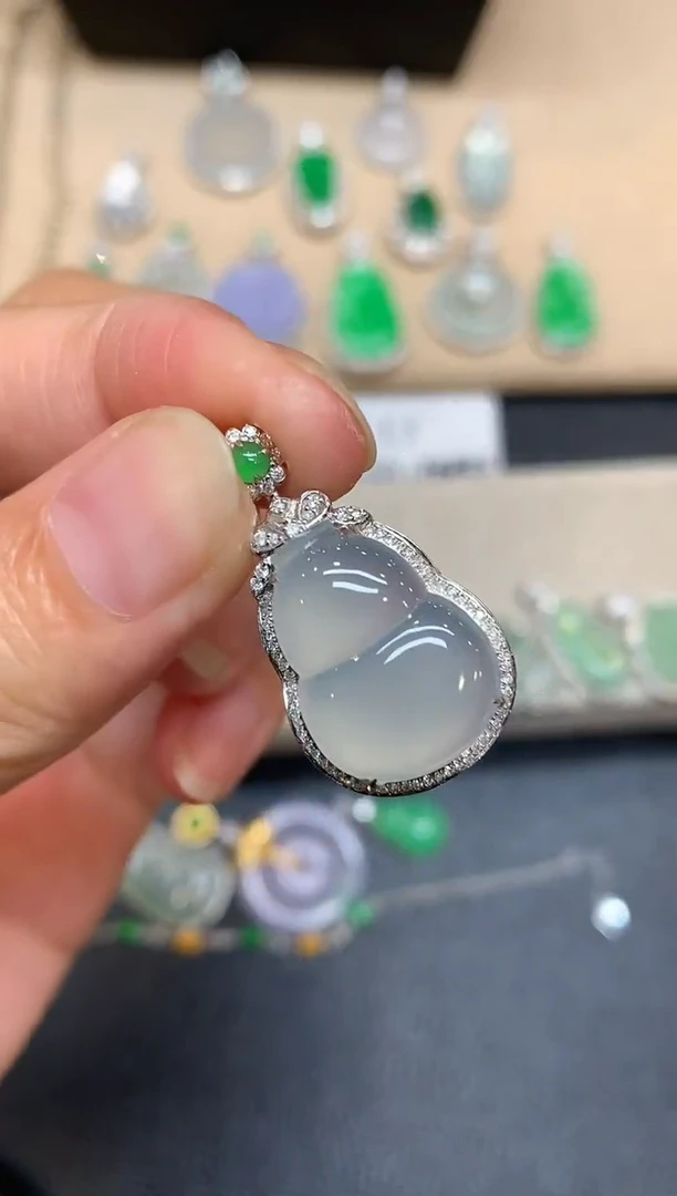 颈饰18K金镶嵌翡翠葫芦【无服务费