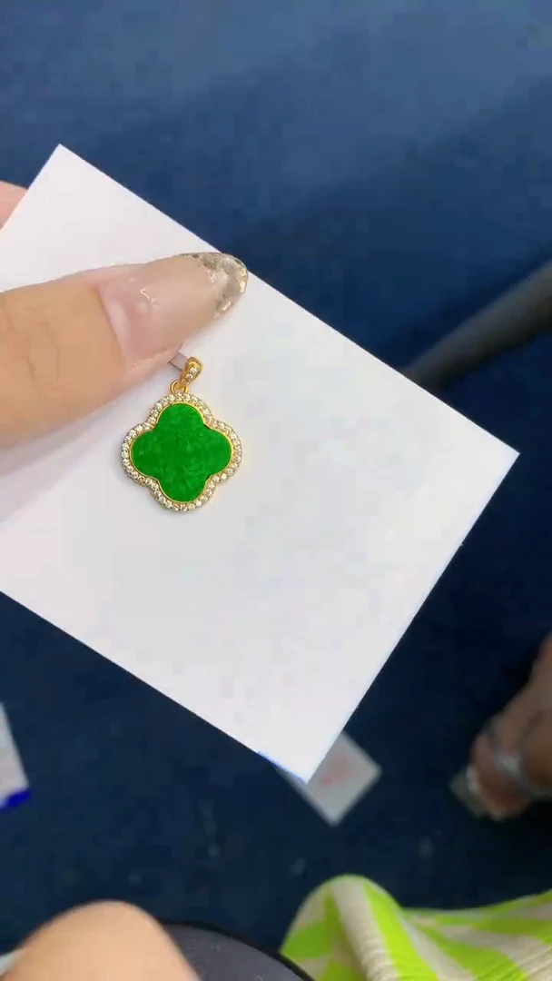 翡翠未镶嵌颈饰             1