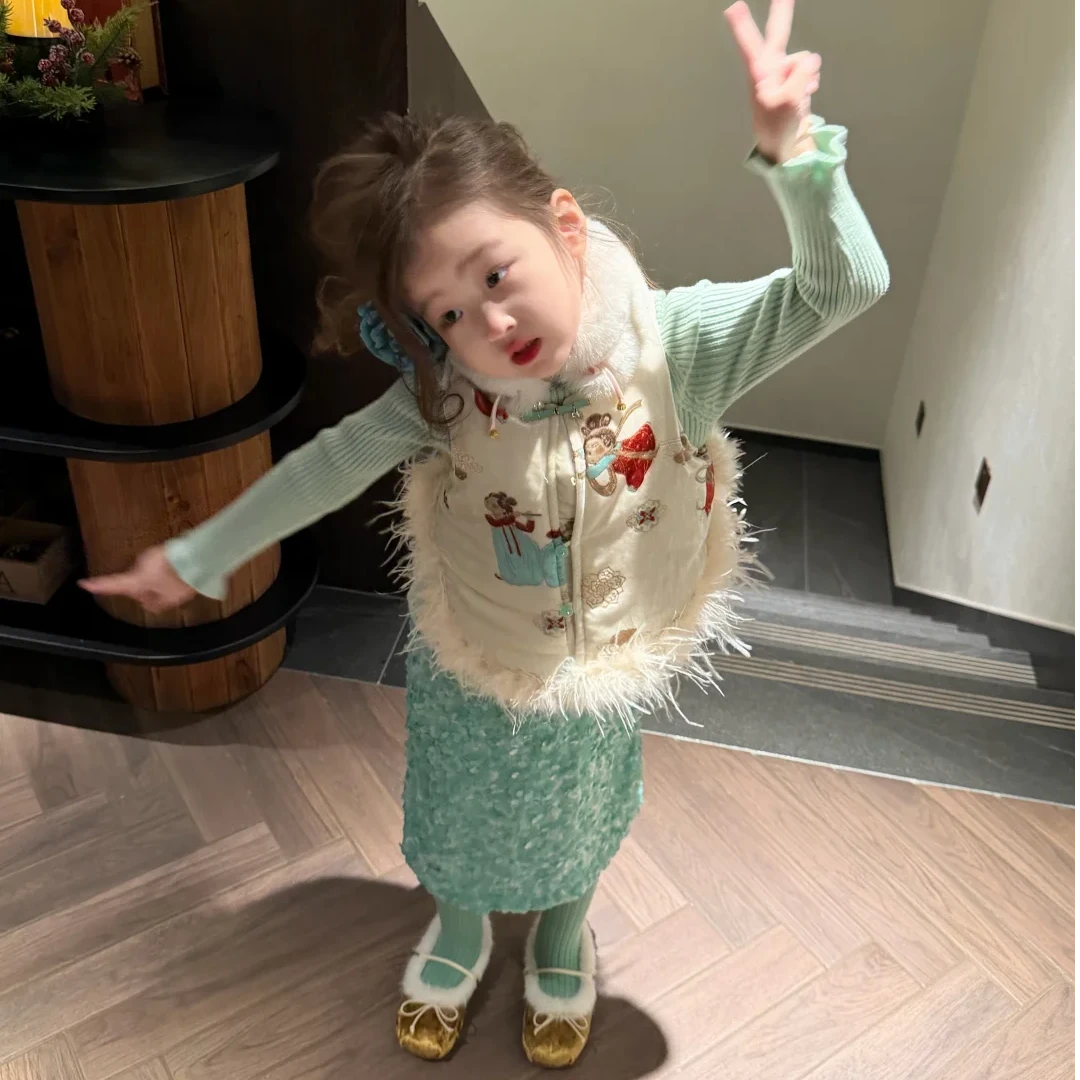 壹妈童装白色毛边马甲套装2025冬季新款女宝气质上衣亮片半裙