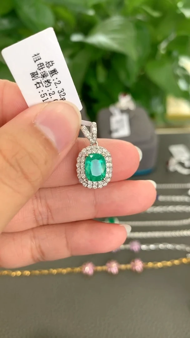 18K金镶嵌吊坠祖母绿2克拉
