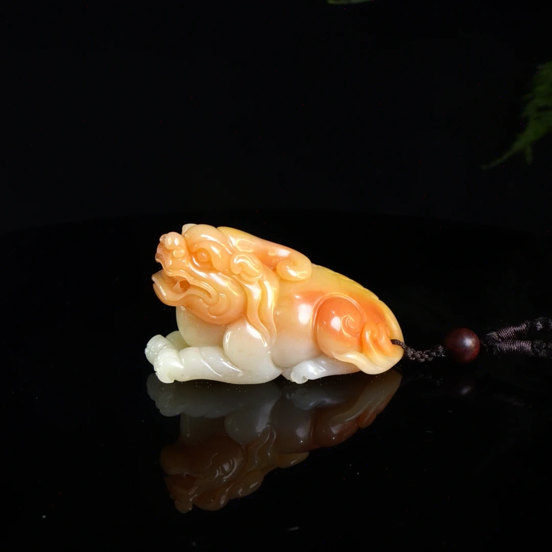 Lot.7.寿山石三彩芙蓉貔貅手把件120克7.3x4x4.2cm