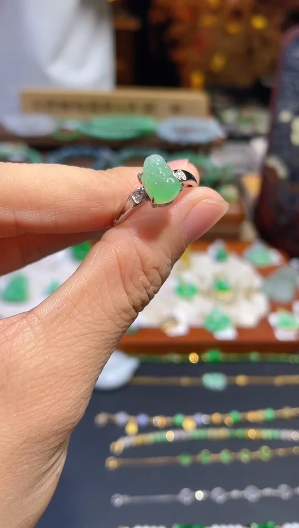 颈饰未镶嵌翡翠戒指