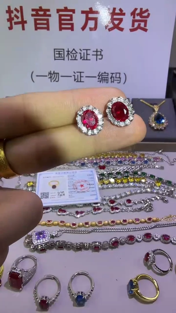 18K金镶嵌耳钉红宝石325