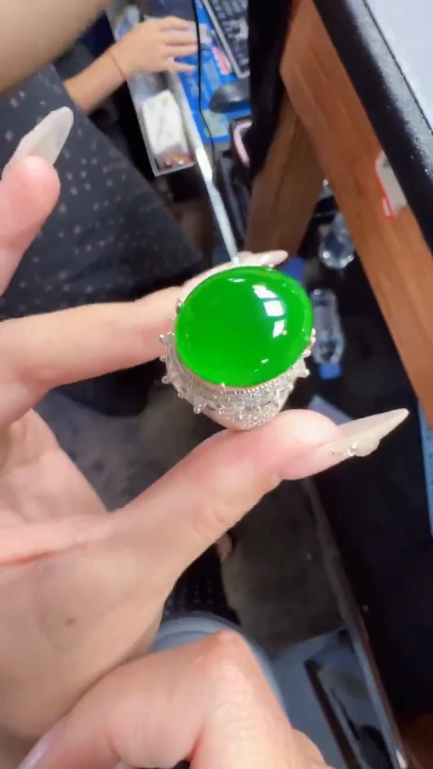 未镶嵌定制翡翠翡翠A货有轻微色差属于正常现象，蛋面多样性发货1
