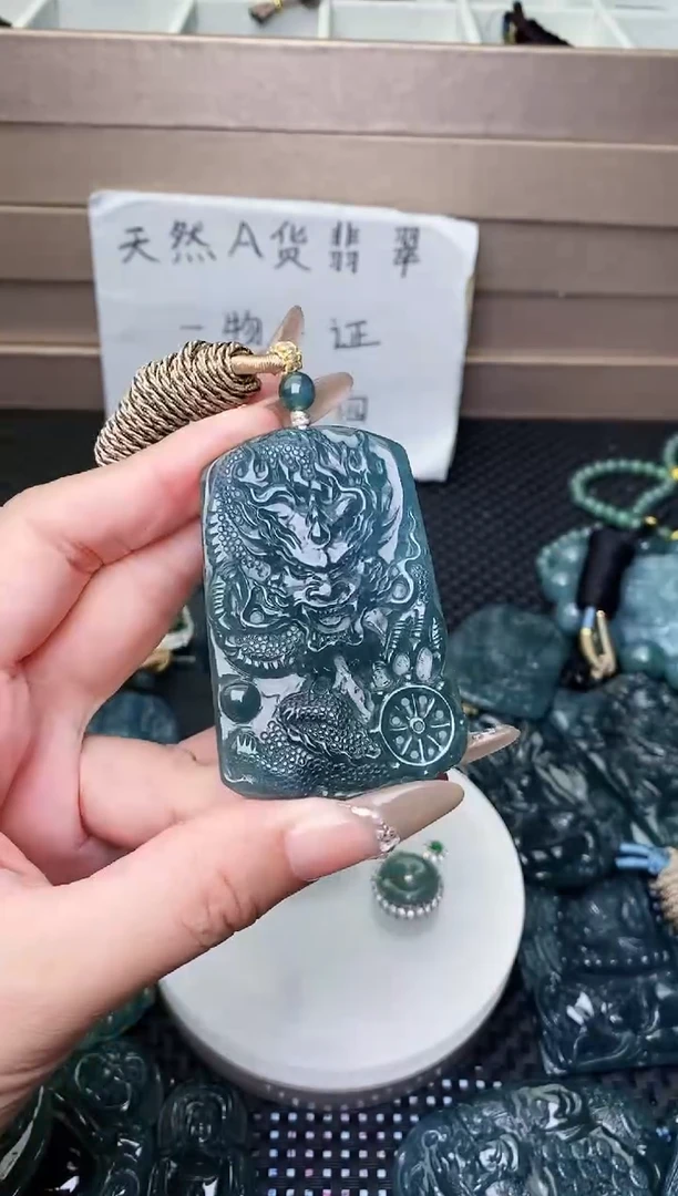 颈饰未镶嵌翡翠