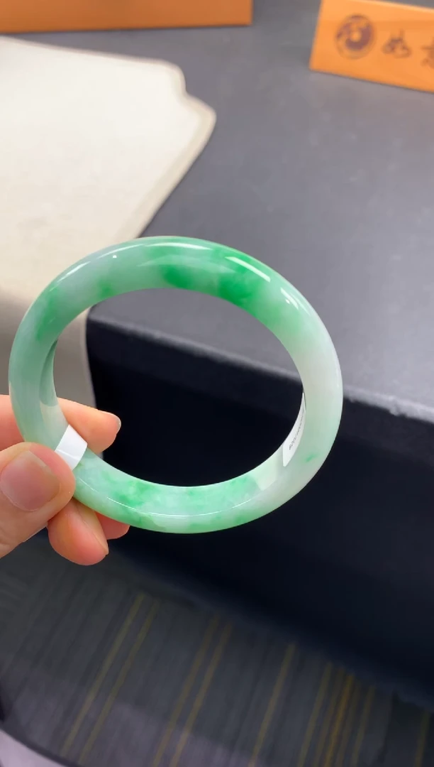 未镶嵌手镯翡翠退货需手镯吊牌标签完好