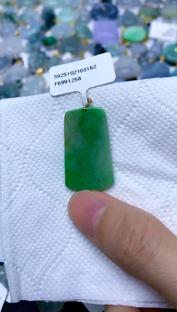 颈饰18K金镶嵌翡翠A****.天然A货翡翠