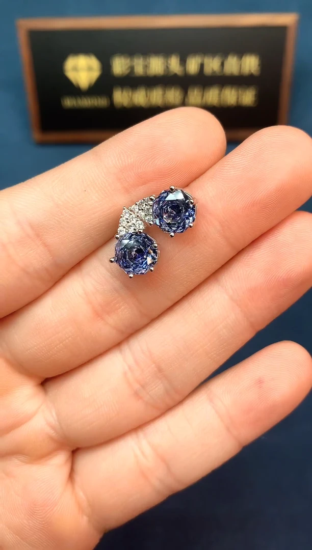 未镶嵌托帕石耳钉......