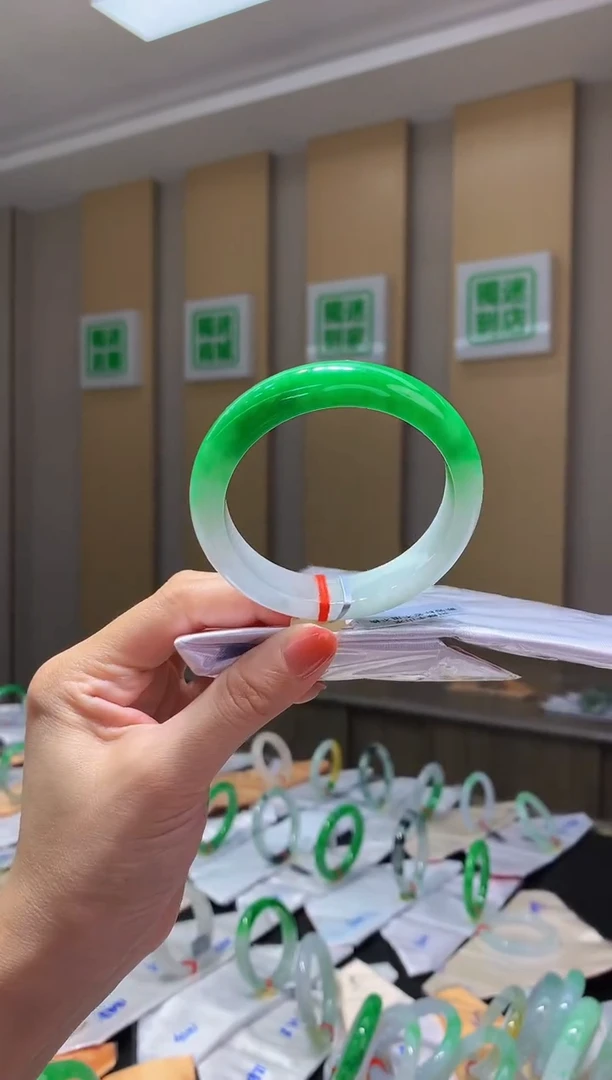 未镶嵌手镯翡翠- 圈口56.8 全款98万 定金2万