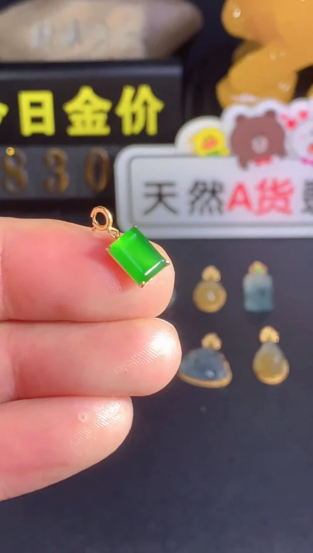 颈饰18K金镶嵌翡翠