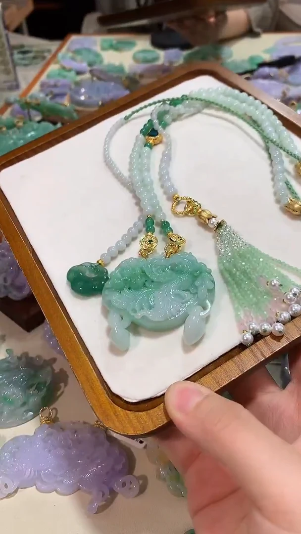 颈饰未镶嵌翡翠吊坠