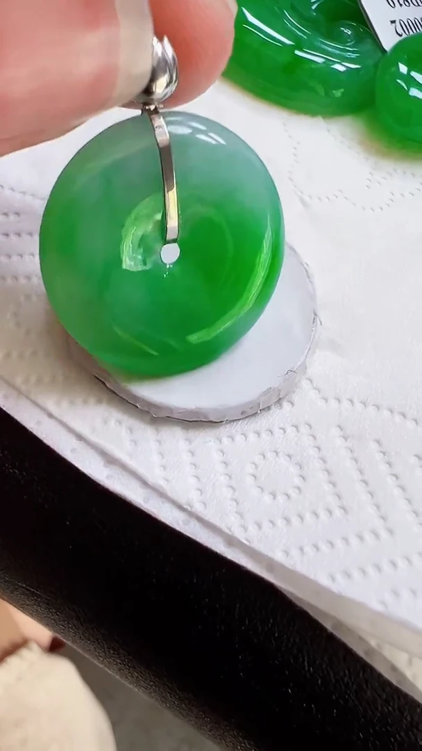 颈饰18K金镶嵌翡翠开*扣