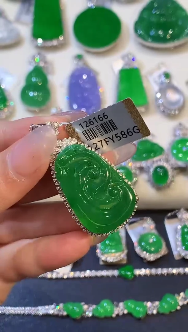 吊坠(不含链)18K金镶嵌翡翠多样性发其一