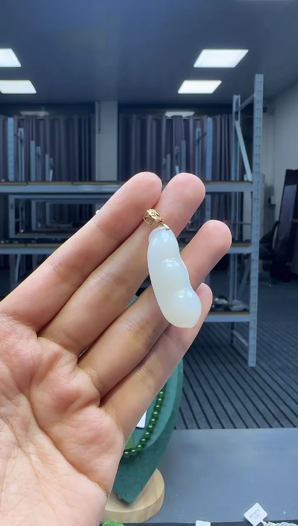 18K金镶嵌和田玉挂件1