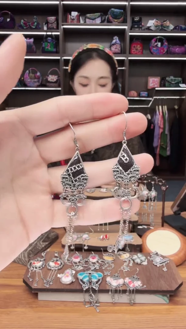 织绣61蒙阿苏苗绣传承店