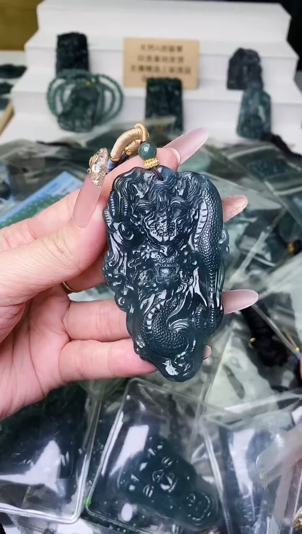 颈饰未镶嵌翡翠