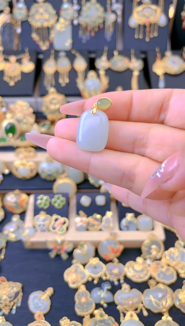 【闪购商品】和田玉吊坠银S925镀金镶嵌小无事牌吊坠