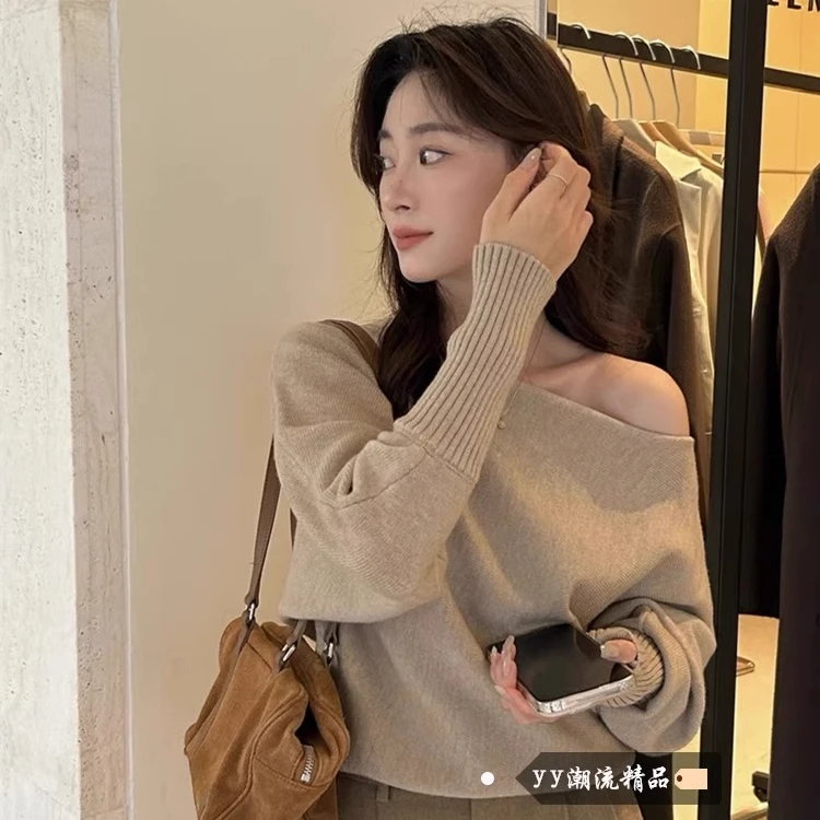 卡其色心机纯欲风一字肩露肩针织衫女春季高级感慵懒毛衣内搭上衣