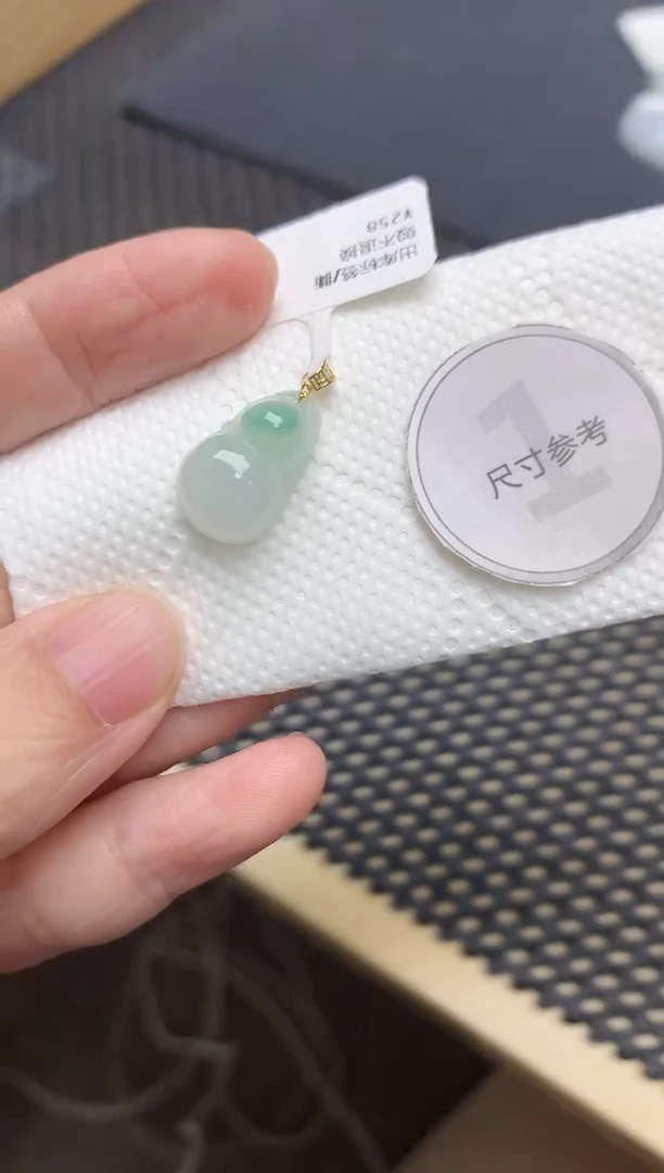 颈饰18K金镶嵌翡翠天然缅甸A货翡翠