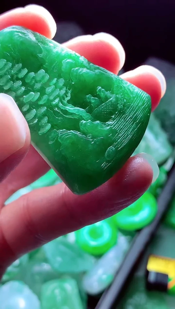 未镶嵌定制翡翠E***?翡翠毛货定制